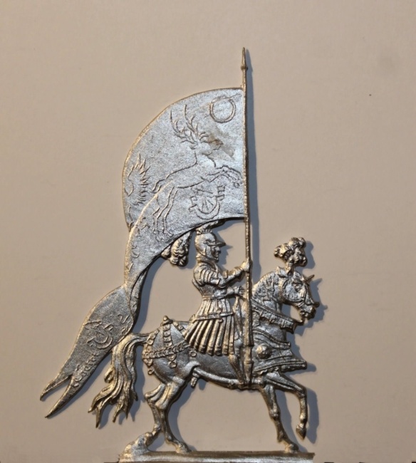 Ritter mit großem Banner zu Pferd