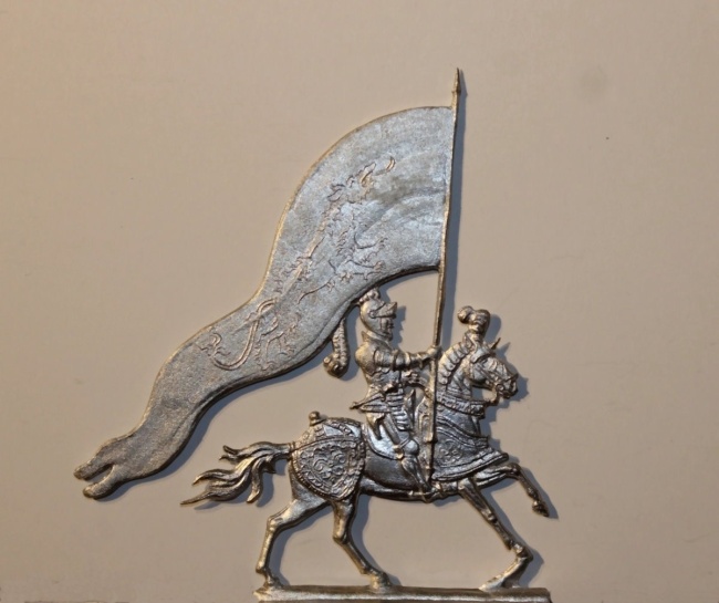 Ritter mit großem Banner zu Pferd