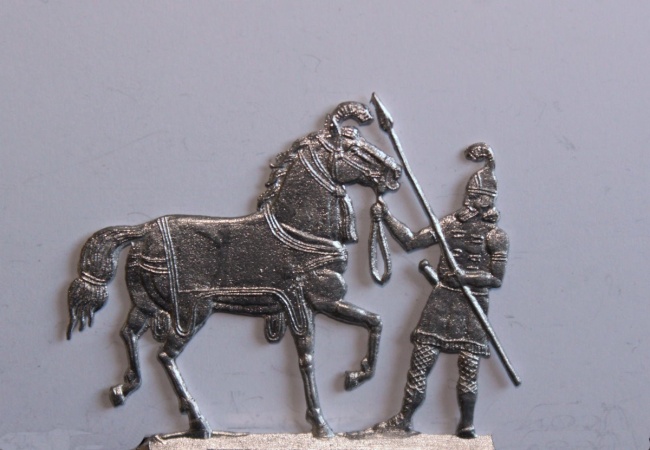 Assyrer Pferd haltend