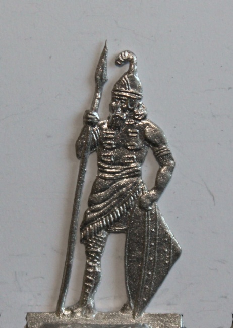 assyrischer Krieger mit abgesetztem Schild Wache stehend