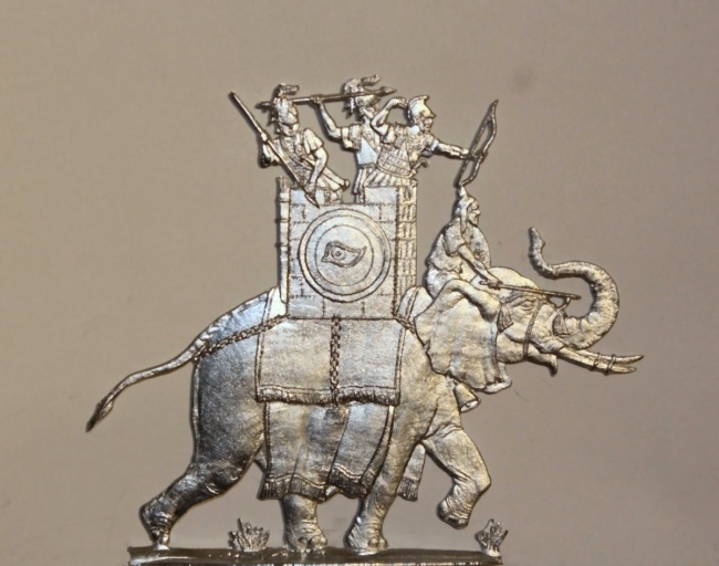 karthagischer Kriegselefant mit erhobenen Rüssel vorgehend