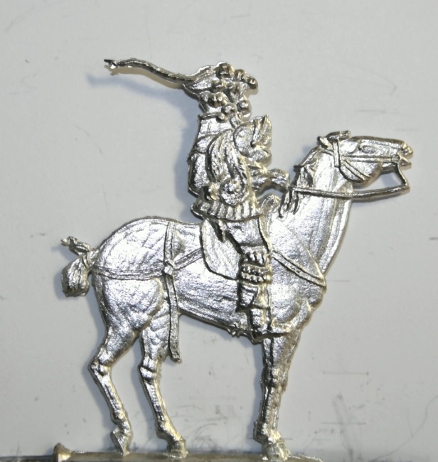 Ritter/Reisiger zu Pferd mit Helm untern Arm