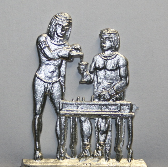 Pharao am Tisch mit Brettspiel sitzend und Dienerin Wein einschenkend - Gruppe