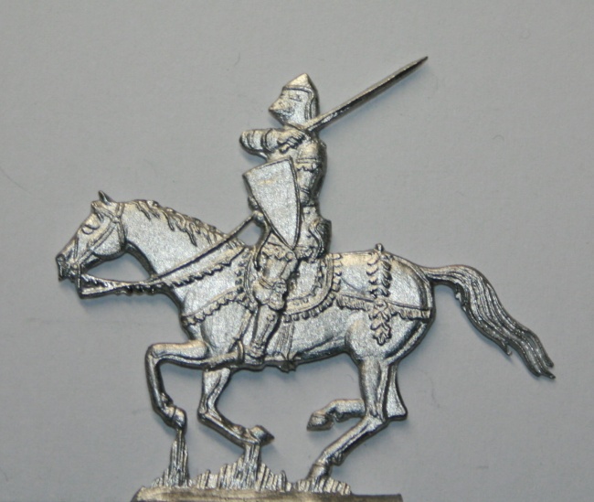 polnischer Ritter zu Pferd, mit Schwert zuschlagend, Visier geschlossen
