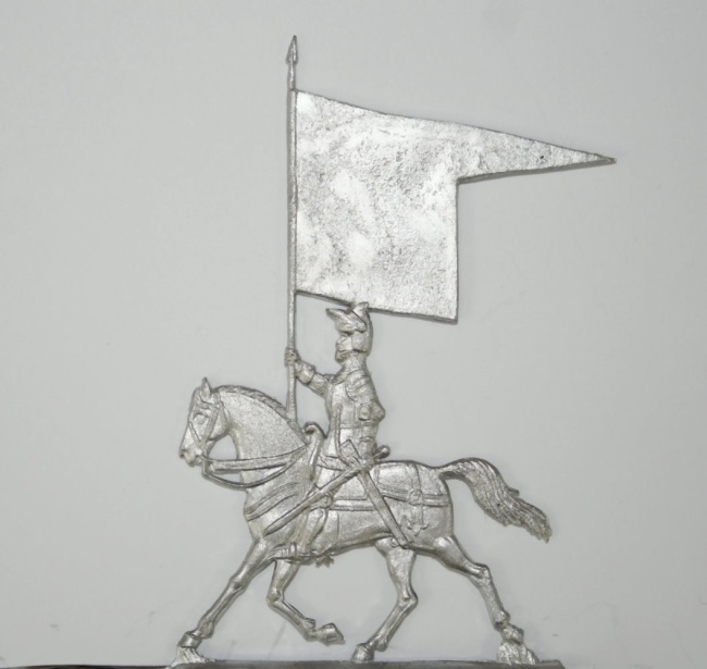 Ordensritter mit gezogenem Schwert zu Pferd mit Banner