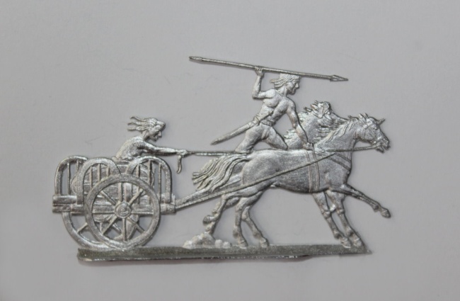 keltischer Streitwagen mit Lenker und Krieger, Speer werfend