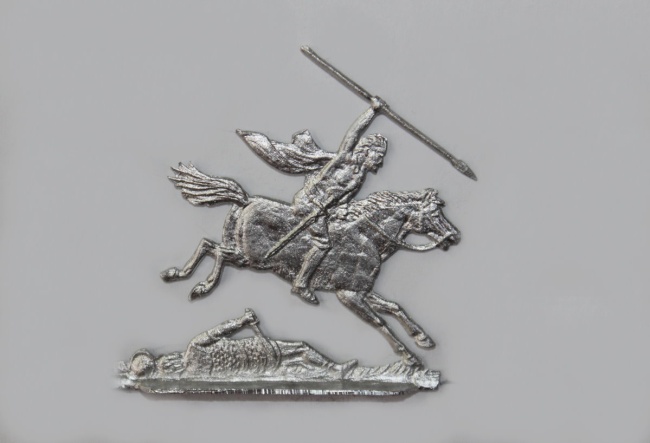 Germane zu Pferd überreitet einen am Boden liegenden Römer