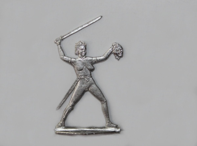 keltische Schwertfrau mit abgetrennten Kopf eines Gegners