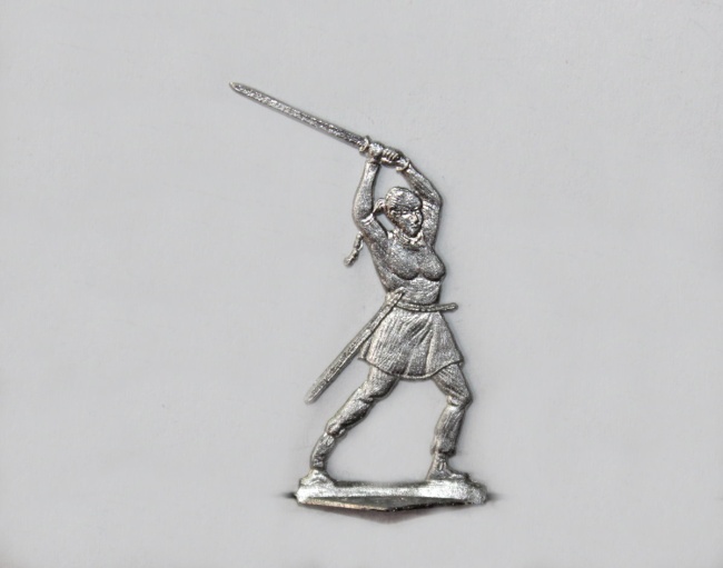 keltische Kriegerin mit Schwert ausholend