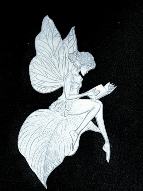 kleine lesende Waldelfe