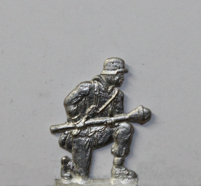 Soldat kniend, mit Panzerfaust