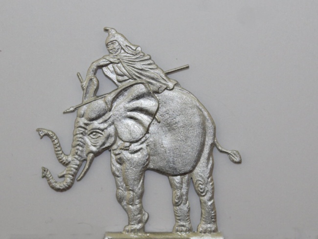 Elefant mit aufsitzendem Krieger, halbfrontal