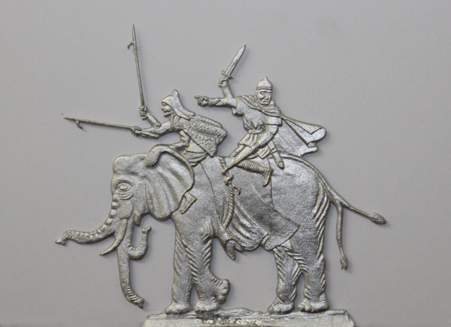 Elefant mit 2 aufsitzenden Kriegern
