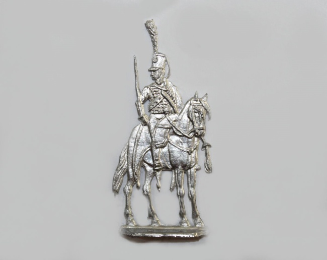 Husaren-Offizier 1814 (zylindr. Tschako) zu Pferd, halbfrontal