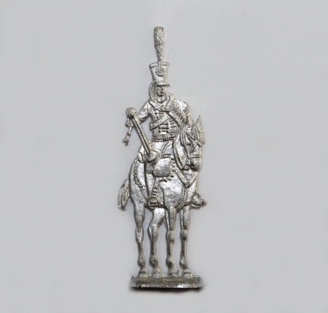 Husaren-Trompeter 1814 (zylindr. Tschako) zu Pferd, halbfrontal