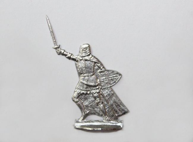 Ordensritter mit Kübelhelm, im Mantel vorgehend