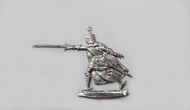 Ordensritter mit Kübelhelm im Mantel kämpfend