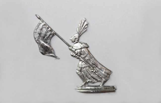 Ordensritter im Mantel mit kleinem Banner