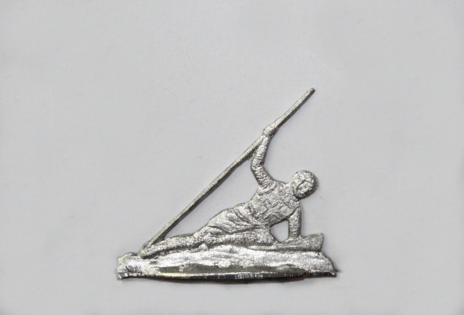 verwundeter Ordensbruder sich aufstützend