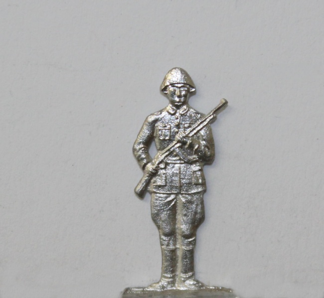 Soldat mit MPi, frontal