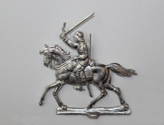 Offizier zu Pferd , mit Pallasch ausholend