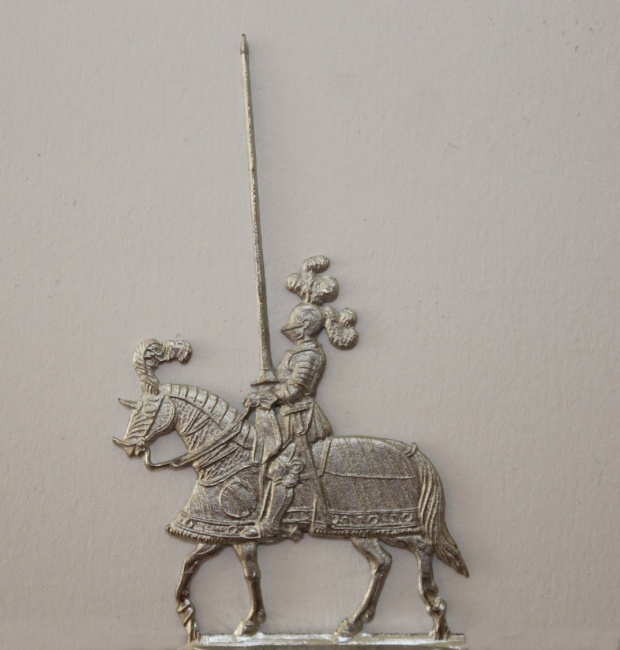 Maximilian I. zu Pferd in voller Rüstung