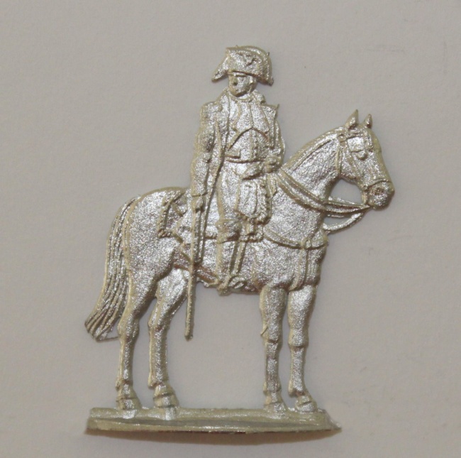 Napoleon zu Pferd mit gezogenem Säbel