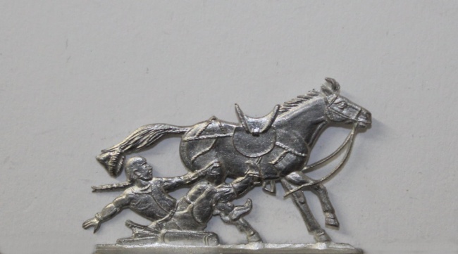 fiehender Tatar in Steigbügel hängend, hinter Pferd herschleifend