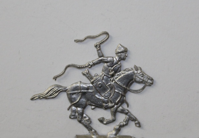 fliehender Tatar zu Pferd, Pferd mit Peitsche antreibend (Kombinationsfigur)