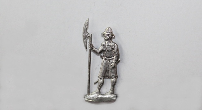 Serjant mit Eisenhut und Stangenaxt