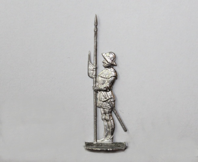 Mann im Profil mit Speer/Axt