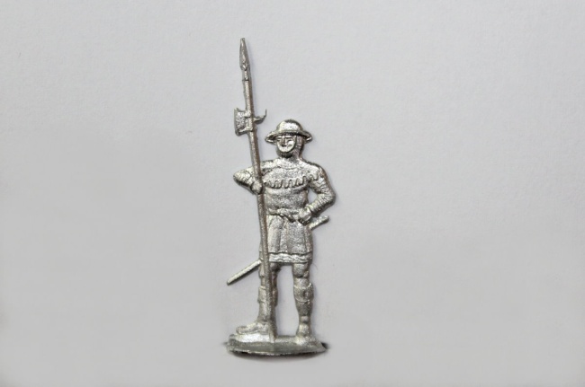 Mann frontal mit Stangenwaffe