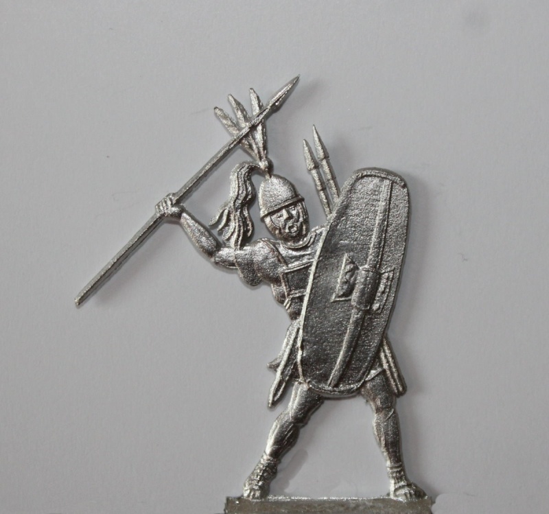 römischer Legionär mit Schild und Speer werfend