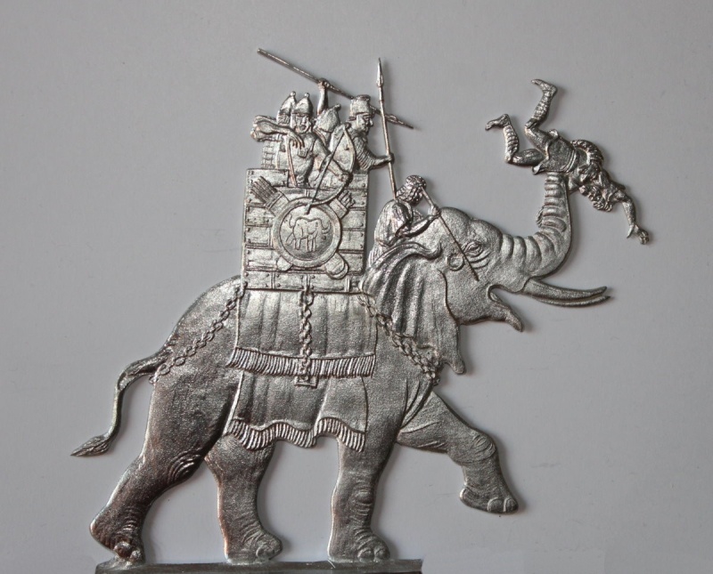 karthagischer Kriegselefant mit Gegner im Rüssel