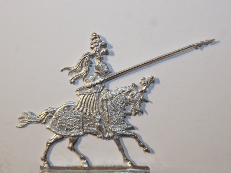 englischer Ritter im vollen Harnisch mit gepanzertem Pferd und eingelegter Lanze