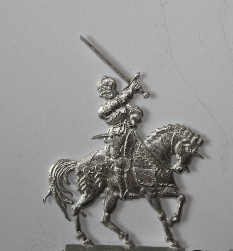 Ritter in voller Rüstung zu Pferd, mit Schwert zuschlagend