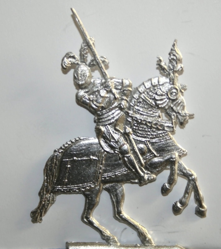 Ritter zu Pferd mit Schwert zuschlagend - Kombinationsfigur