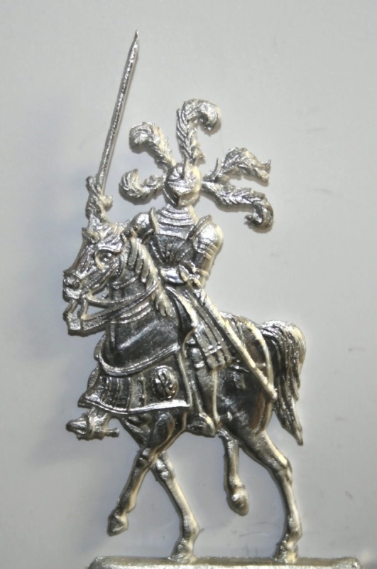 Ritter zu Pferd mit Schwert anreitend