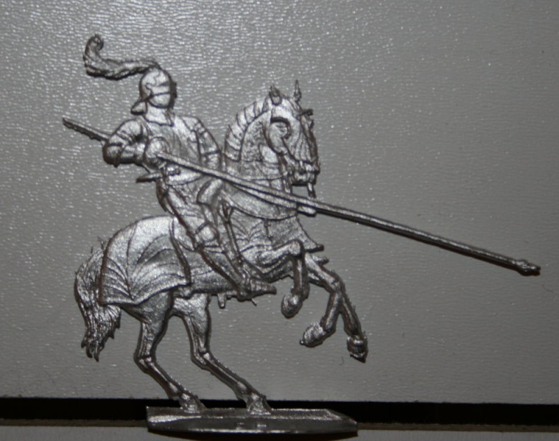 Ritter auf aufbäumenden Pferd mit eingelegter Lanze