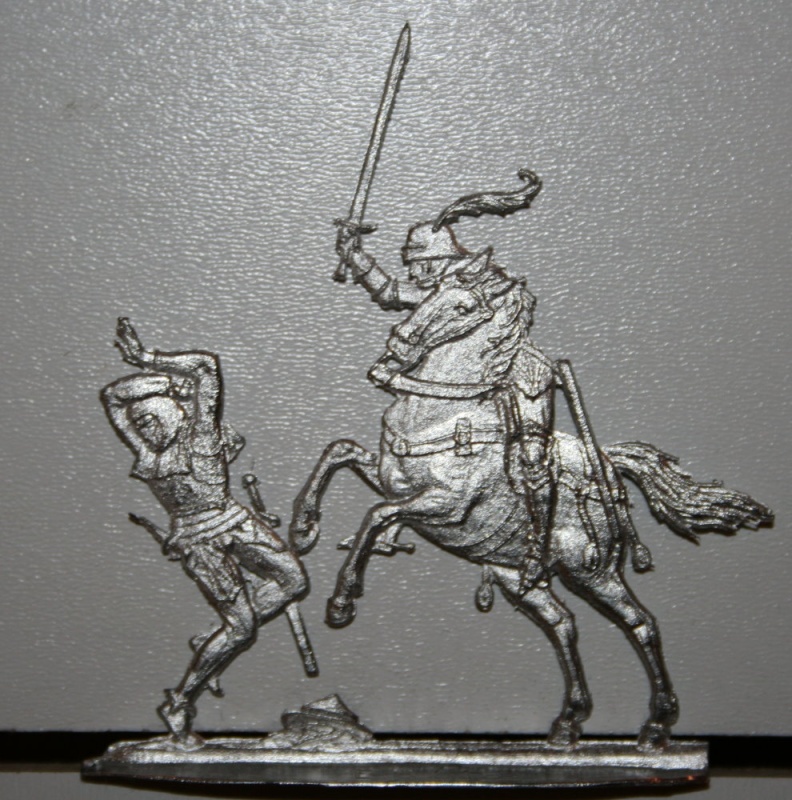 Ritter zu Pferd mit Schwert auf Kriegsknecht einschlagend