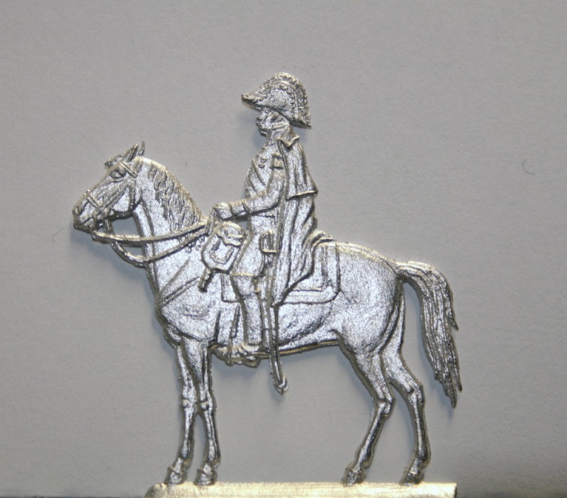General mit Mantel zu Pferd