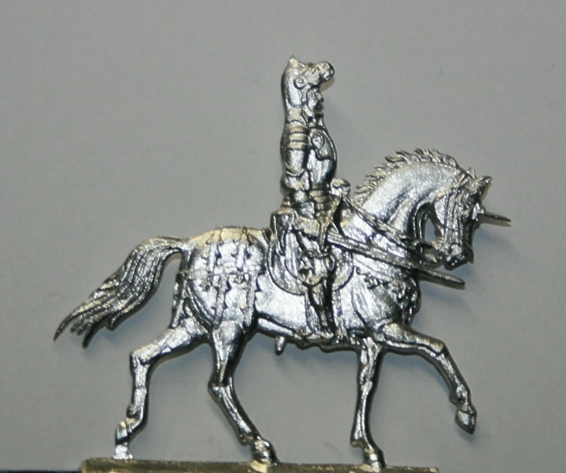 Gastritter des Ordens mit gezogenem Schwert und geöffnetem Visier zu Pferd