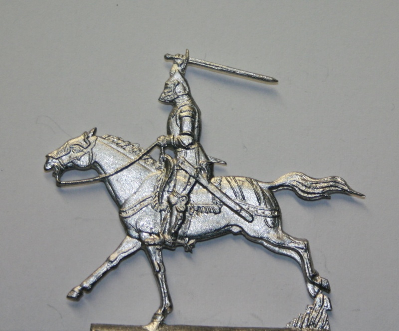 polnischer Ritter zu Pferd mit Schwert angreifend, Visier geschlossen