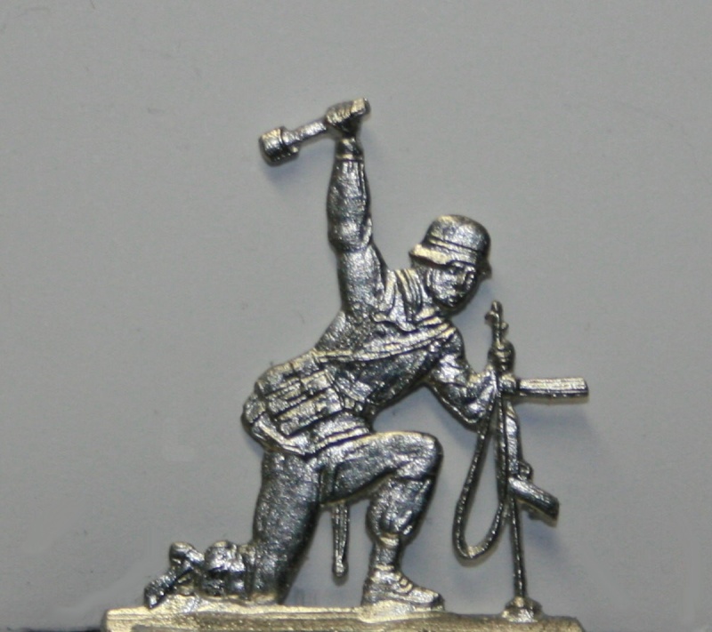 Soldat kniend Handgranate werfend