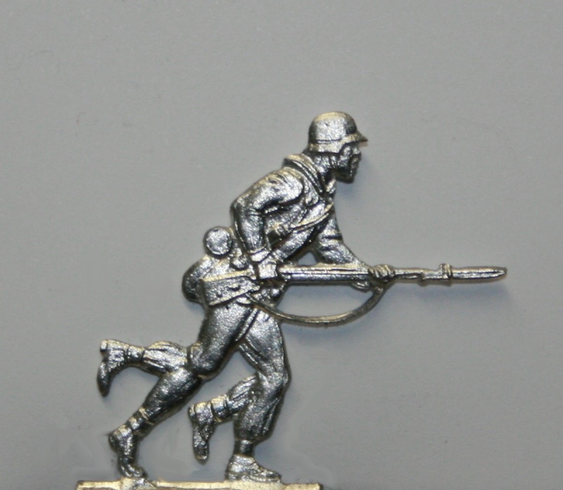 Soldat mit aufgepflanztem Bajonet vorstürmend - Kombinationsfigur