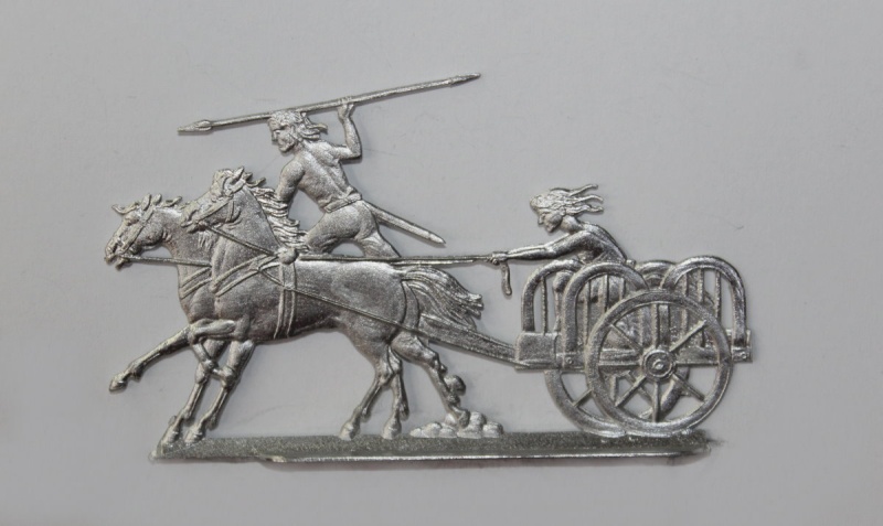 keltischer Streitwagen mit Lenker und Krieger, Speer werfend
