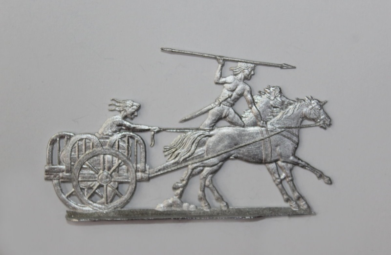 keltischer Streitwagen mit Lenker und Krieger, Speer werfend