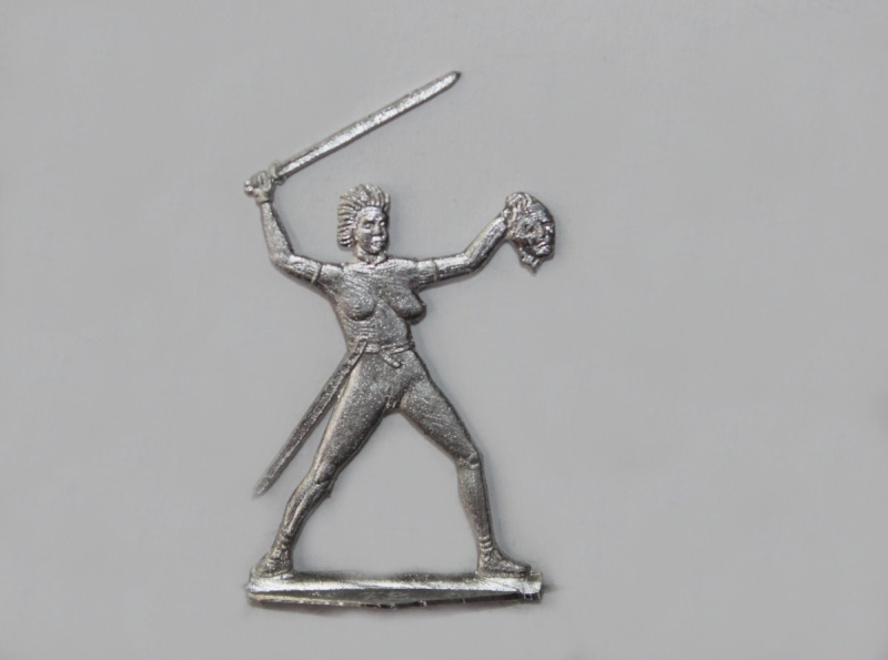 keltische Schwertfrau mit abgetrennten Kopf eines Gegners