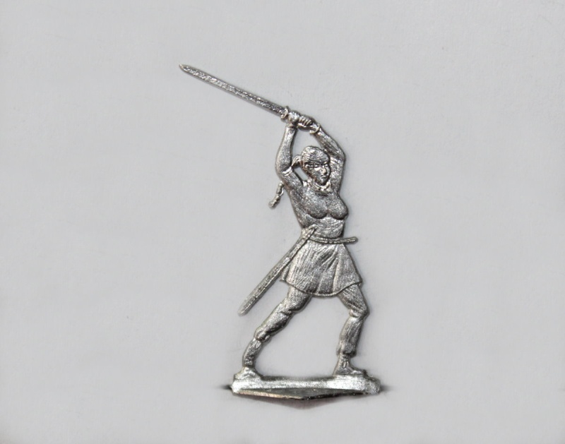 keltische Kriegerin mit Schwert ausholend