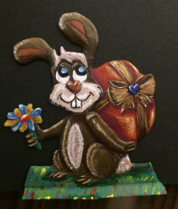 Osterhase mit Geschenk und Blumen